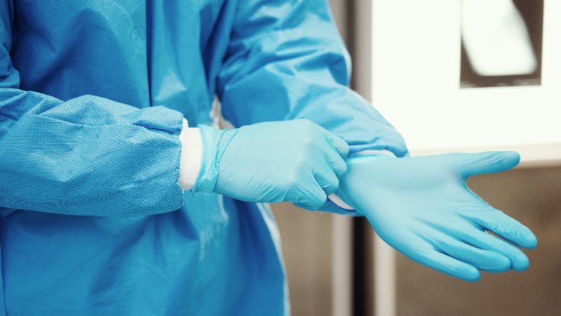 Anziehen von Einmalhandschuhen