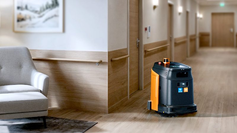 Reinigungsroboter im Flur