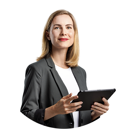 Verwaltungsmitarbeiterin mit Tablet